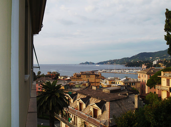 Vista mare dalla finestra della camera