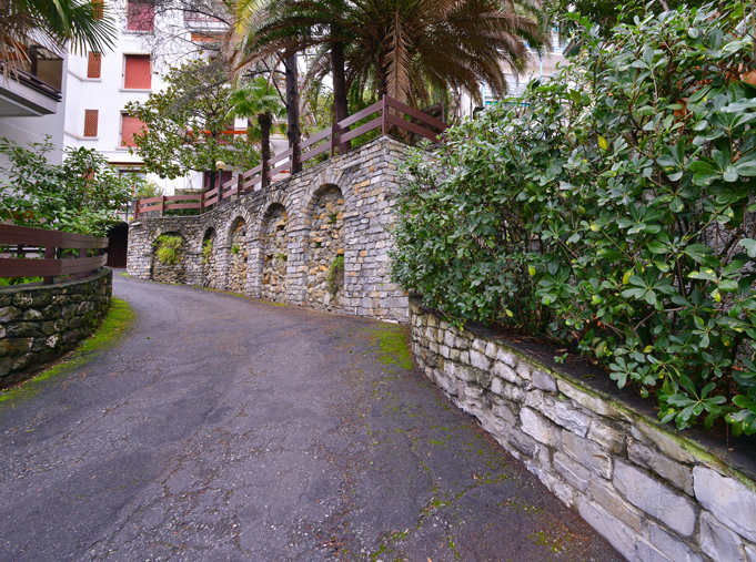La stradina che conduce alla palazzina signorile dell'appartamento privato (foresteria)