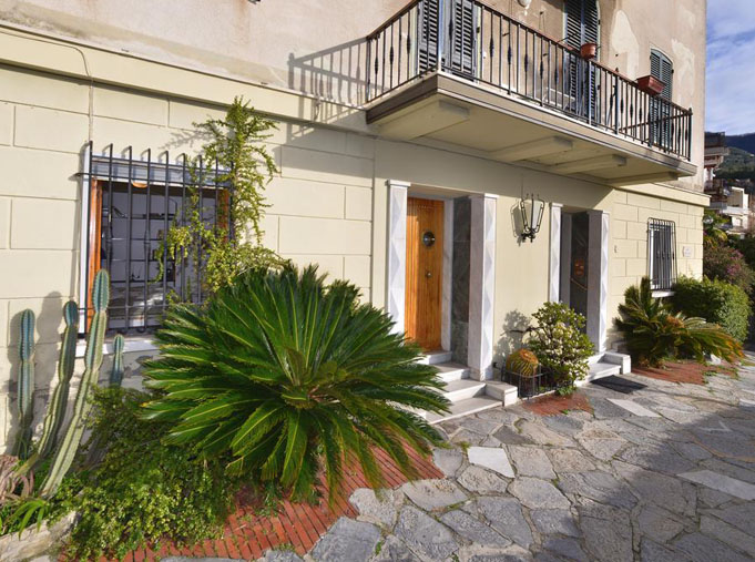 L'ingresso della palazzina signorile dell'appartamento privato (foresteria)
