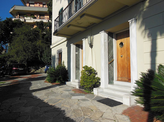 L'ingresso della palazzina signorile dell'appartamento privato (foresteria)