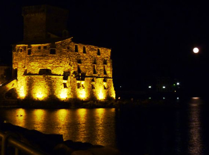 Il castello di Rapallo di notte